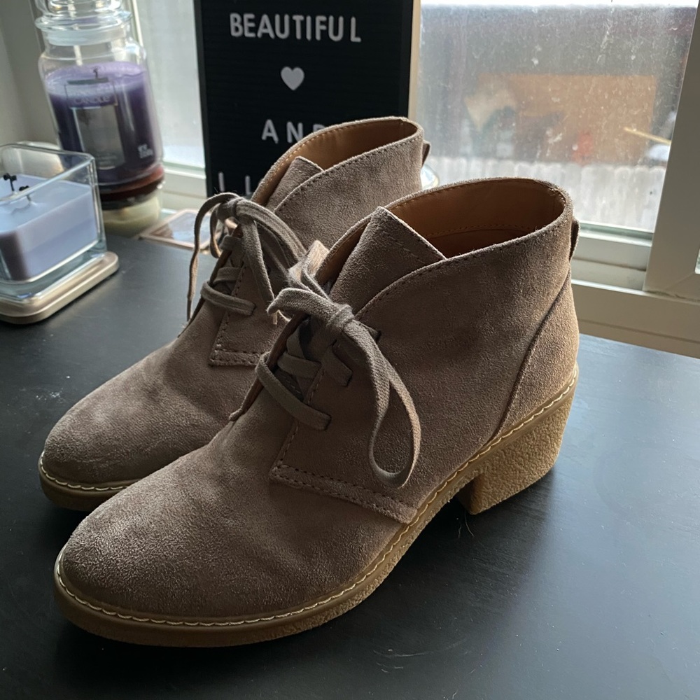 Universal threads| tan suede booties